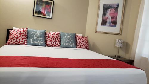 Säng eller sängar i ett rum på ROSI Ocean Sand Hotel Apt (@Sandcastles)
