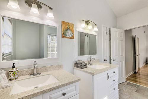 Baño blanco con 2 lavabos y espejo en Bright Sugar Hills Home about 5 Mi to Lake Lanier, en Sugar Hill