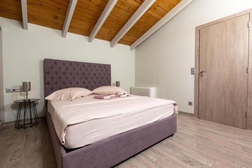 sypialnia z dużym łóżkiem w pokoju w obiekcie Orion Maison: Luxury 3-bedroom maisonette in the center of town w mieście Gythio