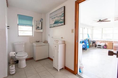 y baño con aseo y lavamanos. en Two Bedroom Home - Walking Distance from The Beach en Jacksonville Beach