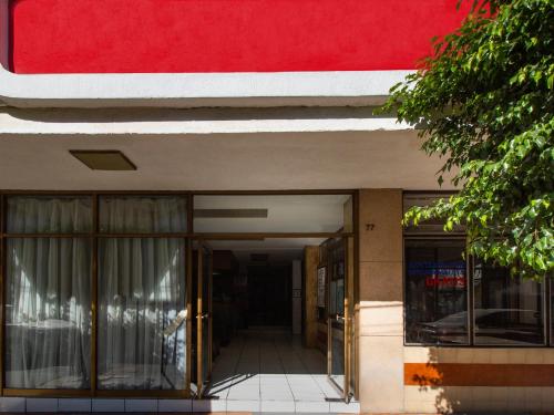 un accès à un bâtiment avec un toit rouge dans l'établissement Hotel Canada, à Guadalajara