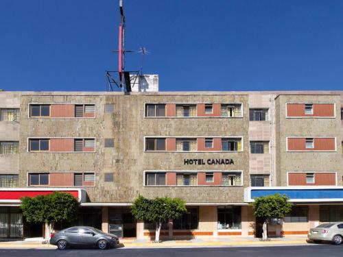 um grande edifício de tijolos com uma placa do campus norte. em Hotel Canada em Guadalajara