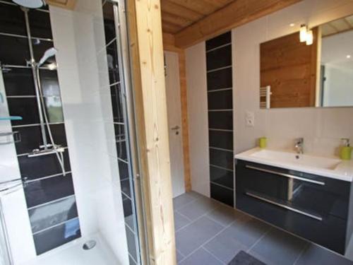 een badkamer met een wastafel en een douche bij location appartement pied des pistes in La Bresse