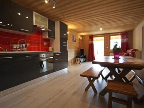 une cuisine avec une table en bois et une salle à manger dans l'établissement location appartement pied des pistes, à La Bresse
