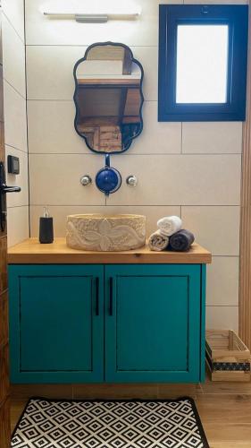 a room with a blue cabinet and a window at בקתת החרמון in Mas'ada