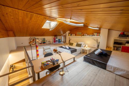 een woonkamer met houten plafonds bij Residencial Bella Donna Lux House, Jacuzzi y piscina privada in Lloret de Mar