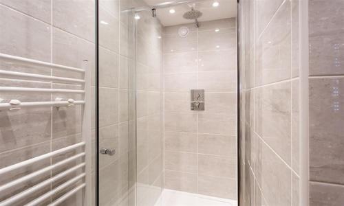 um chuveiro com uma porta de vidro na casa de banho em Rothay 18 em Ambleside