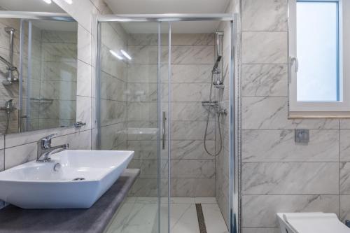 Ένα μπάνιο στο Terrace View - Stylish 2 Bedrooms Penthouse AC-WIFI