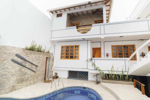 een huis met een zwembad ervoor bij Hotel Santa Fe in Puerto Ayora