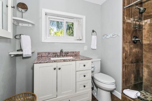 ペンサコーラ・ビーチにある319 Panferio Drの洗面台とトイレ付きのバスルーム