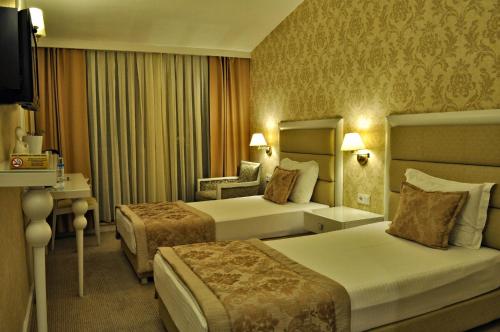 Ένα ή περισσότερα κρεβάτια σε δωμάτιο στο Hotel Edirne Palace