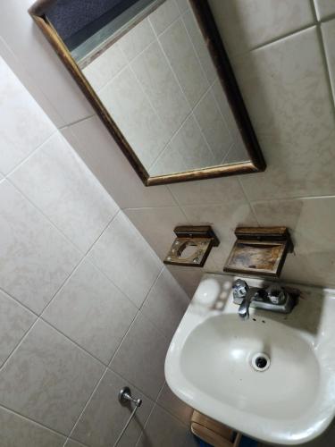 y baño con lavabo y espejo. en CASA PLAYITA MELAQUE, en San Patricio Melaque