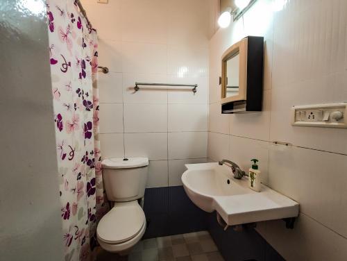 uma casa de banho com um WC e um lavatório em Mel Ville em Pondicherry