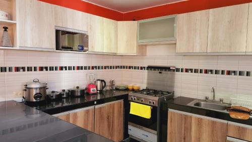 uma cozinha com um fogão e um lavatório em Departamento exclusivo en Ica em Ica