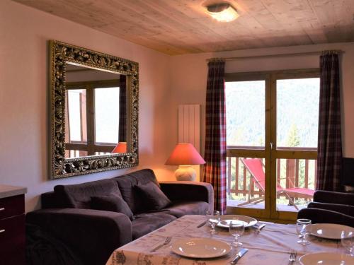 un salon avec un canapé et une table dans l'établissement Appartement 2 pièces avec balcon, animaux admis - Méribel - FR-1-180-83, à Méribel