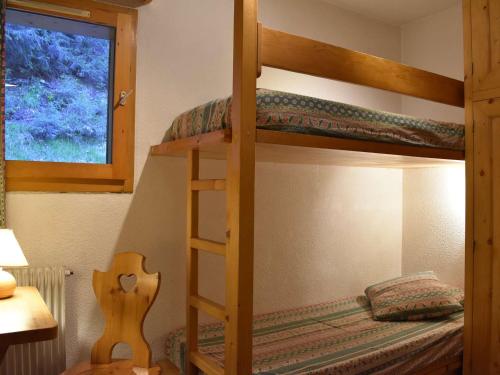 deux lits superposés dans une chambre avec fenêtre dans l'établissement Charmant appartement à Méribel, 4 pers, proche pistes et commerces - FR-1-180-74, à Les Allues