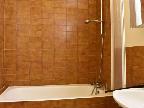 une salle de bain avec une baignoire et un lavabo dans l'établissement Charmant appartement à Méribel, 4 pers, proche pistes et commerces - FR-1-180-74, à Les Allues