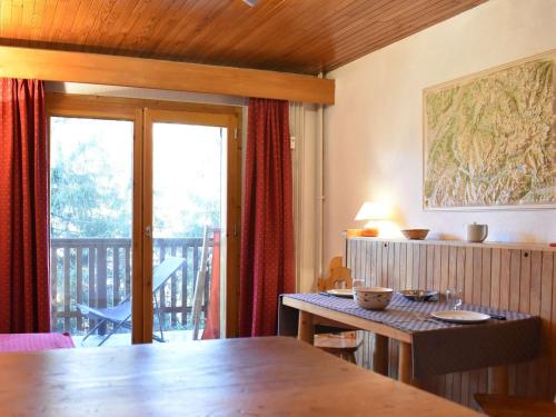 une salle à manger avec une table et un balcon dans l'établissement Charmant appartement à Méribel, 4 pers, proche pistes et commerces - FR-1-180-74, à Les Allues