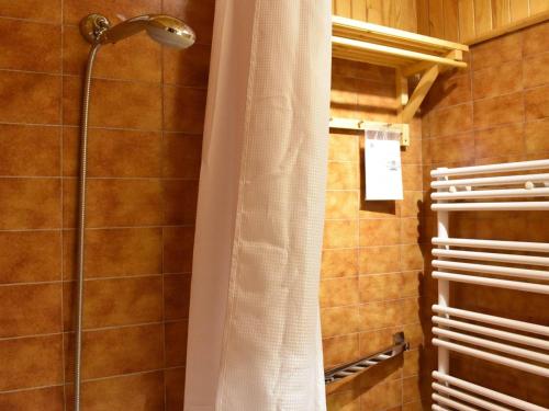 une douche avec un rideau de douche dans une salle de bain dans l'établissement Charmant 2 pièces à Méribel, proche pistes et commerces, parking inclus - FR-1-180-88, à Méribel