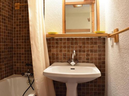 une salle de bain avec un lavabo, un miroir et une baignoire dans l'établissement Appartement Montagne 4 pers à Méribel, Proche Pistes et Commerces, Animaux Acceptés - FR-1-180-99, à Méribel