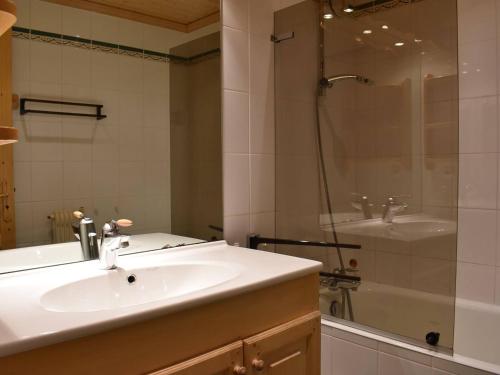 une salle de bain avec un lavabo et une douche dans l'établissement Apt 2 pièces pour 4 pers, à 150m des pistes, Méribel - FR-1-180-68, à Méribel