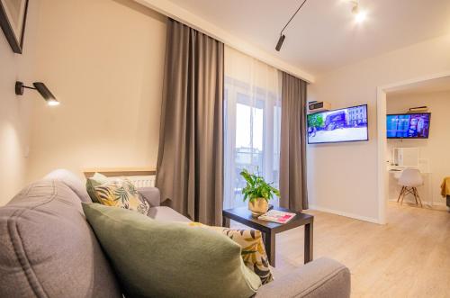 Μια τηλεόραση ή/και κέντρο ψυχαγωγίας στο InPoint Apartments G11 near Old Town & Kazimierz District & Optional Paid Parking