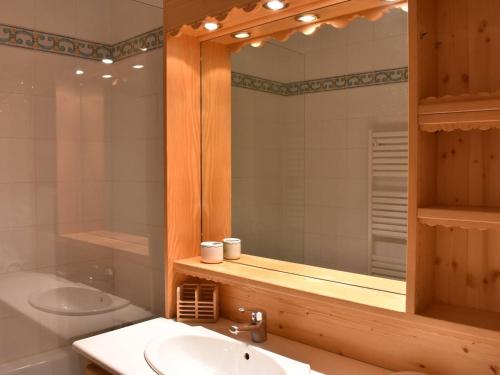 une salle de bain avec un lavabo et un miroir dans l'établissement Méribel: Charmant 2P, 4 Pers, proche commerces et pistes - FR-1-180-80, à Méribel