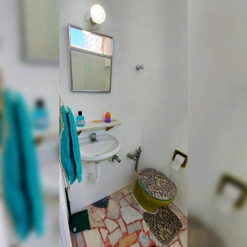 y baño con lavabo, aseo y espejo. en Studio Verde-Coral Copacabana, en Río de Janeiro