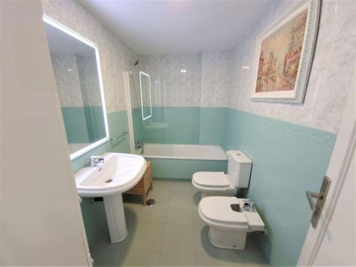 a bathroom with two toilets and a sink and a tub at Piso-Loft COS Centro Jaén 2 in Jaén