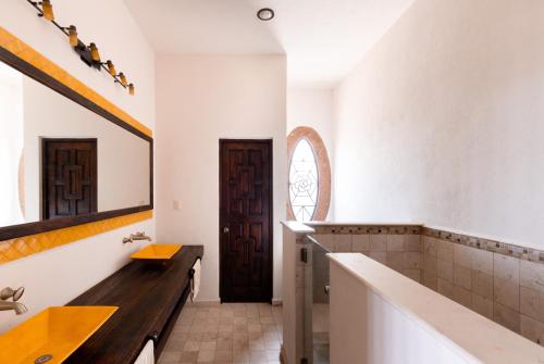 baño con banco de madera y ventana en Hacienda Maria Eugenio, en Guanajuato