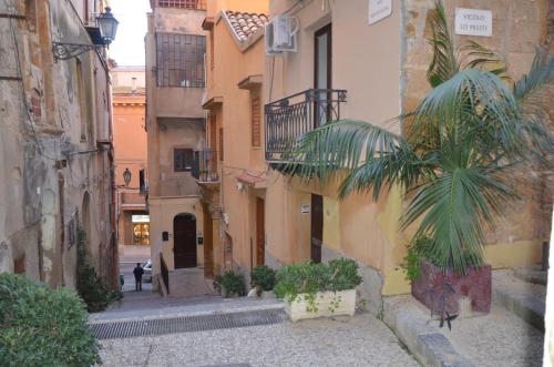 a street scene with a couple of buildings at Il Meraviglioso Mondo di Amélie in Agrigento