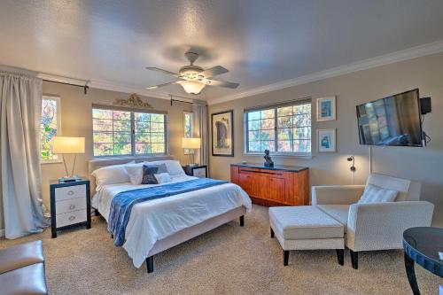 um quarto com uma cama, uma televisão e uma cadeira em Luxurious Downtown Lodi Apartment in Wine Country! em Lodi