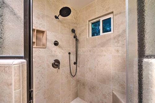 uma casa de banho com um chuveiro e uma porta de vidro em Luxurious Downtown Lodi Apartment in Wine Country! em Lodi