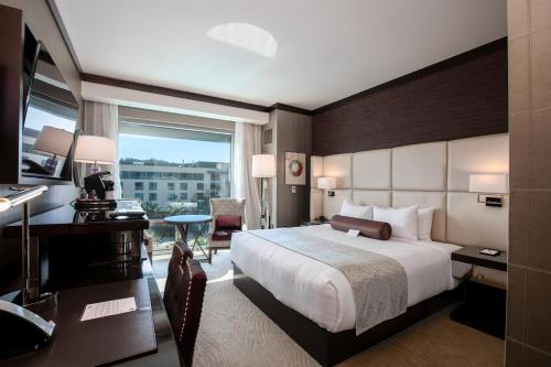 um quarto de hotel com uma cama, uma secretária e um computador em Viejas Casino & Willows Hotel em Alpine