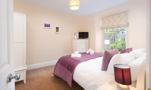 Un dormitorio con una cama grande y una ventana en Lingmell House, en Windermere