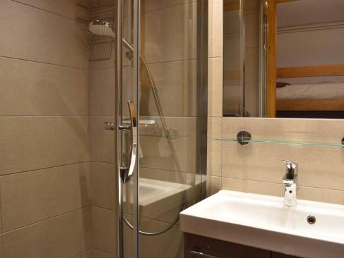 une salle de bain avec douche et lavabo dans l'établissement Charmant Studio Rénové pour 3 Personnes à Méribel, Proche Pistes et Commerces, Balcon Sud - FR-1-180-33, à Méribel