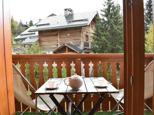 - un balcon avec une table et une bouilloire dans l'établissement Charmant Studio Rénové pour 3 Personnes à Méribel, Proche Pistes et Commerces, Balcon Sud - FR-1-180-33, à Méribel