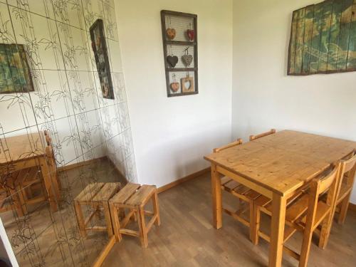 une salle à manger avec une table et des chaises en bois dans l'établissement Charmant T2 avec cuisine équipée à Villard-de-Lans - FR-1-515-148, à Villard-de-Lans