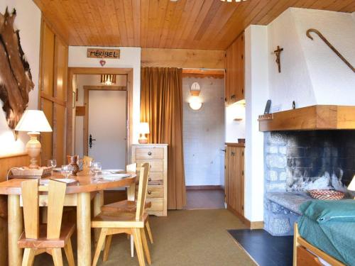 Il comprend une cuisine et une salle à manger avec une table et une cheminée. dans l'établissement Studio divisible 4 pers. à Méribel, à 100m des pistes et 150m des commerces - FR-1-180-72, à Méribel
