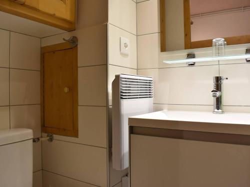 une petite salle de bain avec un lavabo et un miroir dans l'établissement Studio rénové au pied des pistes, balcon sud, 3 pers., Méribel - FR-1-180-32, à Méribel