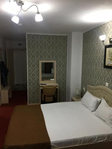 Katil atau katil-katil dalam bilik di Live Tulcea Hotel