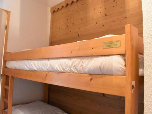 Ce lit superposé se trouve dans un dortoir doté d'un panneau. dans l'établissement Studio pour 4 à Méribel, près des pistes, balcon, casier à ski, animaux non acceptés - FR-1-180-6, à Méribel