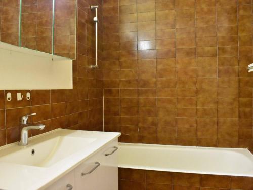 une salle de bain avec un lavabo et une baignoire dans l'établissement Appartement cosy 5 pers, Méribel, proche des pistes et commerces, animaux admis - FR-1-180-61, à Méribel