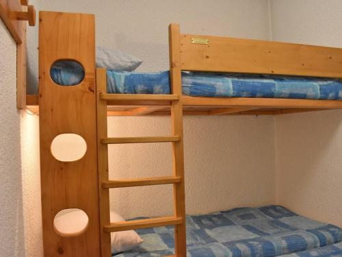 - un lit superposé en bois avec une échelle dans l'établissement Appartement cosy 5 pers, Méribel, proche des pistes et commerces, animaux admis - FR-1-180-61, à Méribel