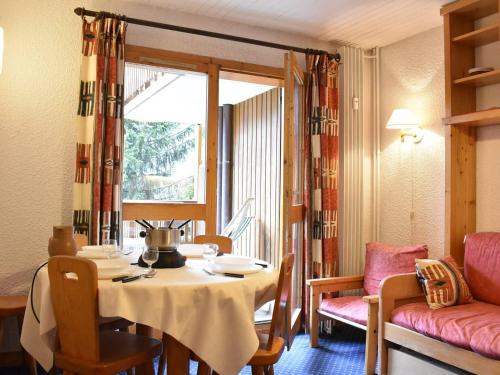 une salle à manger avec une table et une fenêtre dans l'établissement Appartement cosy 5 pers, Méribel, proche des pistes et commerces, animaux admis - FR-1-180-61, à Méribel