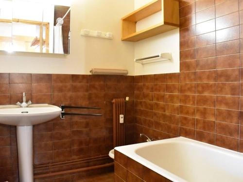 une salle de bain avec un lavabo et une baignoire dans l'établissement Appartement cosy avec balcon, proche pistes et commerces - Méribel - FR-1-180-66, à Méribel