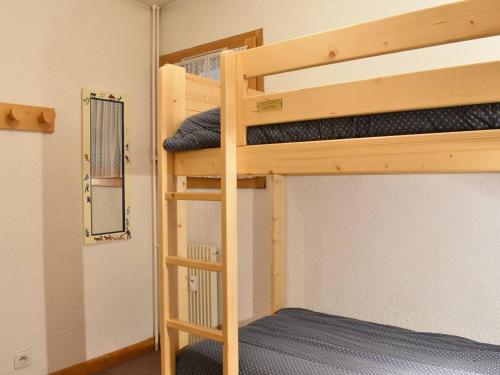 Etagenbett in einem Zimmer mit einer Leiter in der Unterkunft Appartement Méribel, 2 pièces, 6 personnes - FR-1-180-66 in Méribel
