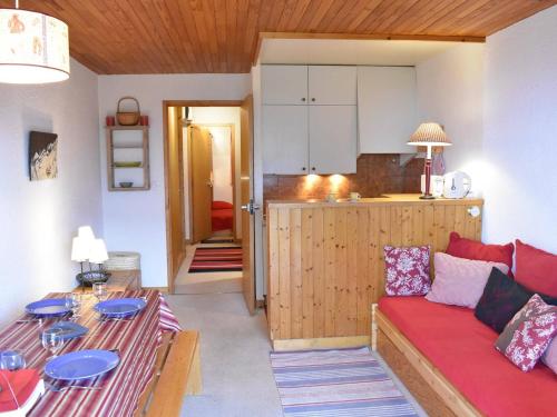 un salon avec un canapé et une table dans l'établissement Meribel : Bel Appartement 2 Pièces avec Parking, Proche Pistes et Commerces - FR-1-180-89, à Méribel