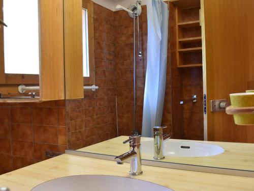 une salle de bain avec un lavabo, un miroir et une douche dans l'établissement Appartement cosy 2P à Méribel, 5 pers, proche pistes et commerces, parking inclus - FR-1-180-92, à Méribel