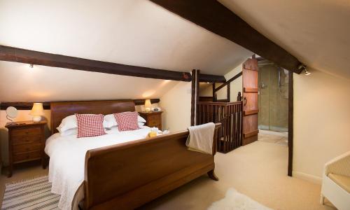 A bed or beds in a room at Poppy Cottage